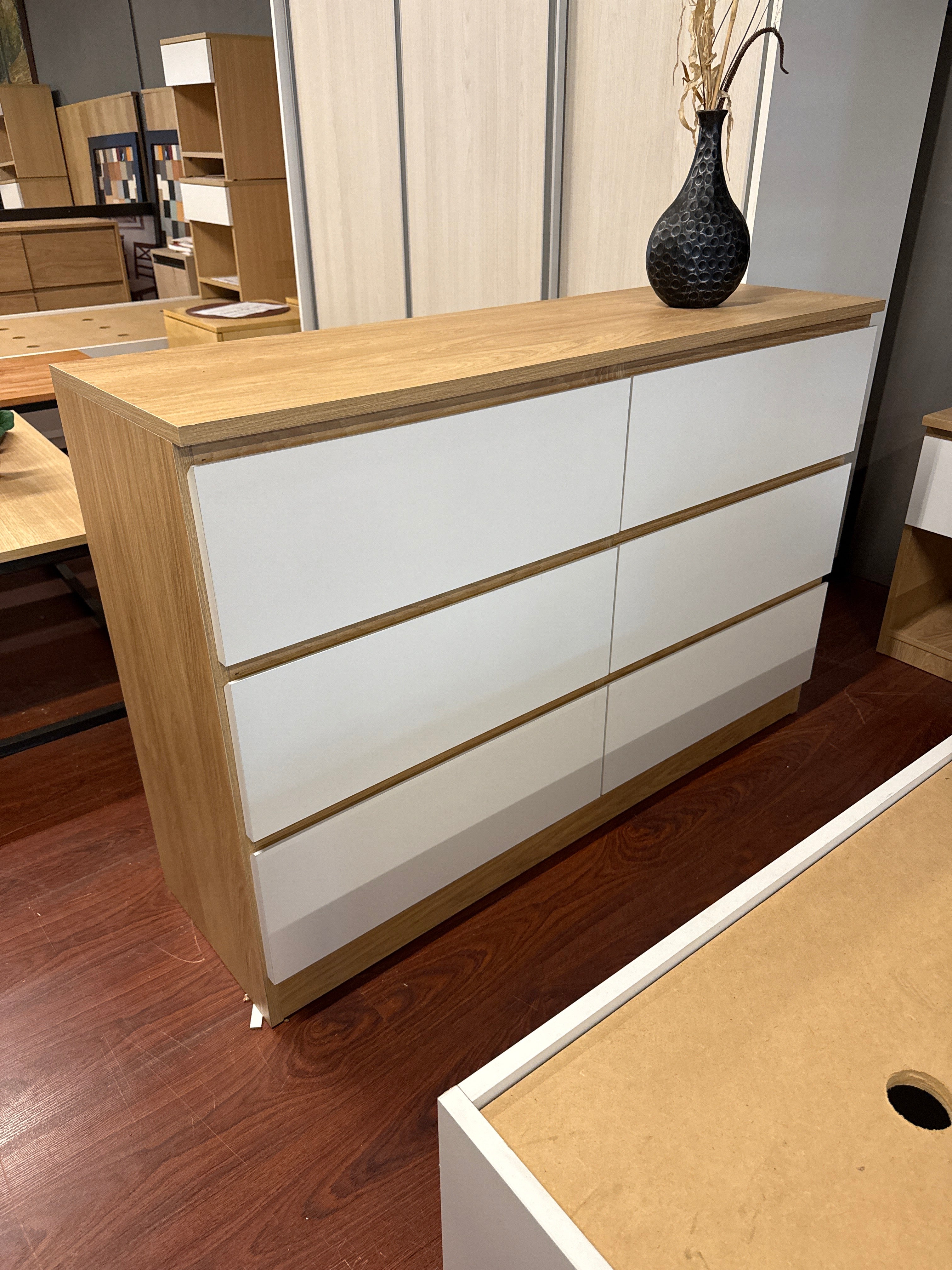 Cómoda Hickory y Blanco 6 Cajones (Stock)