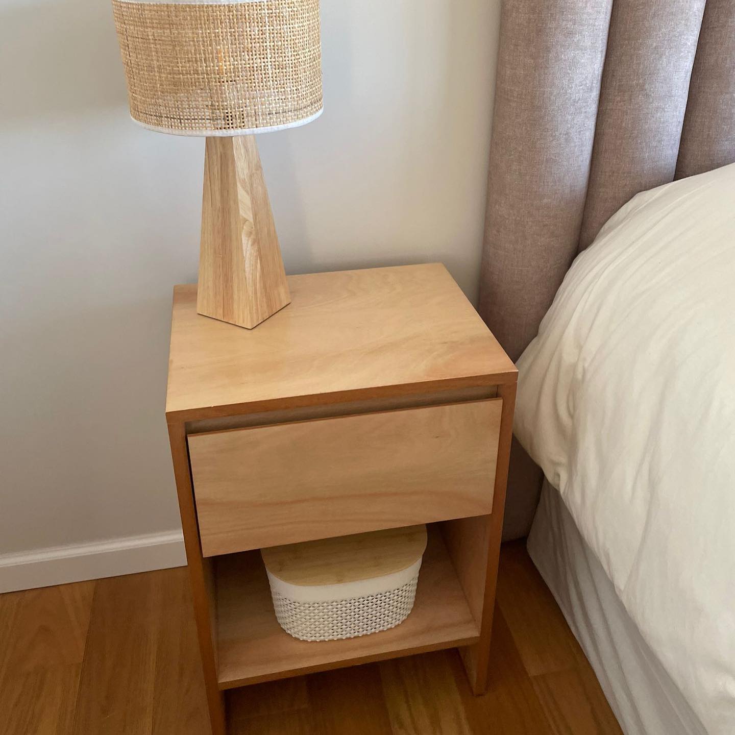 Mesa de luz Multiplaca Eucalipto Blonde