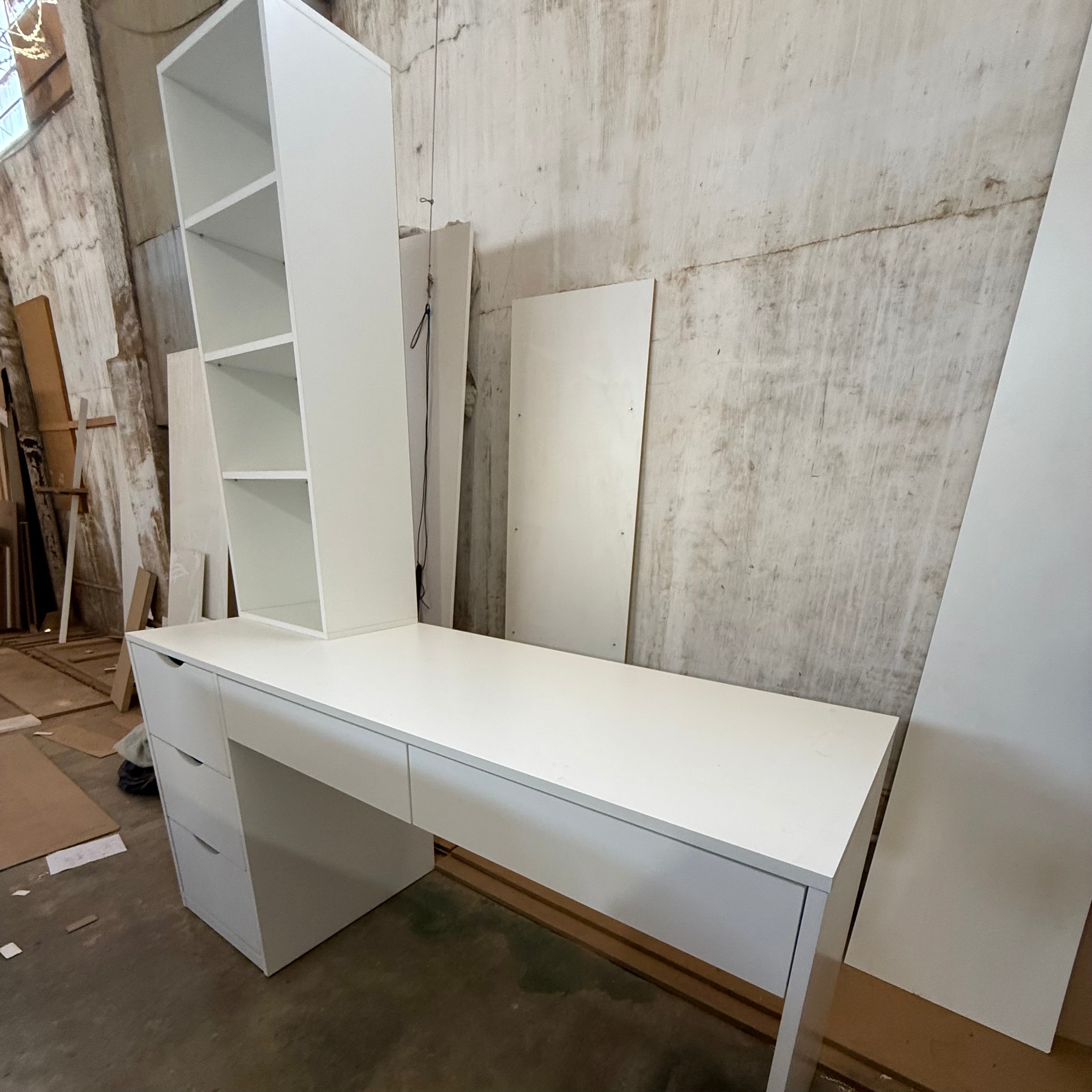 Escritorio con estantería