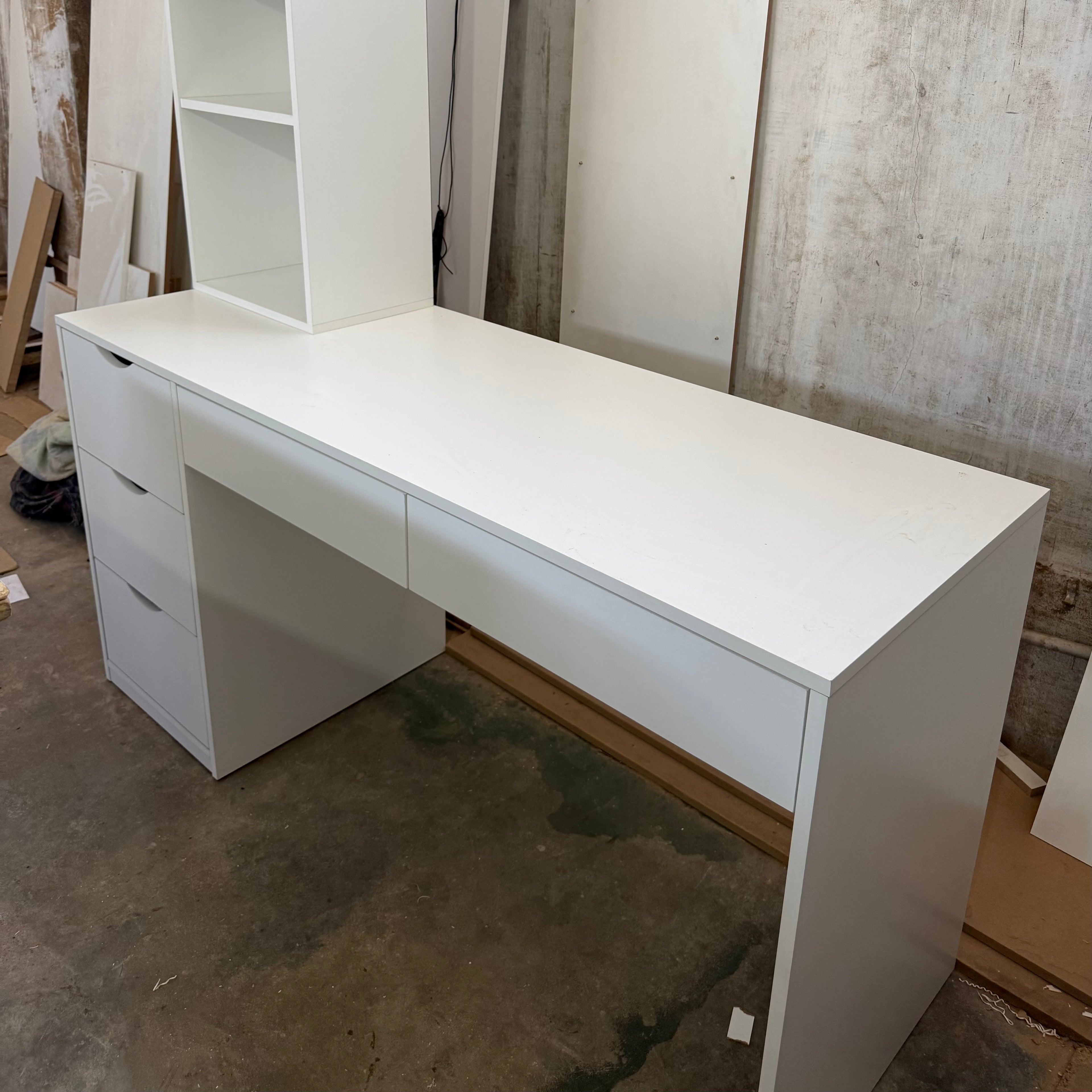 Escritorio con estantería